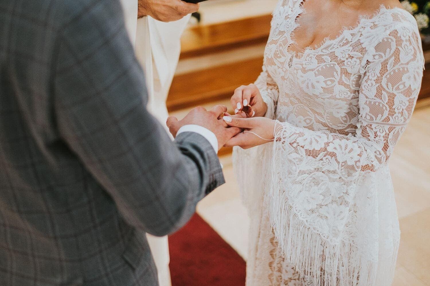 Suknia ślubna w stylu boho Porto 44 z frędzlami na plecach.