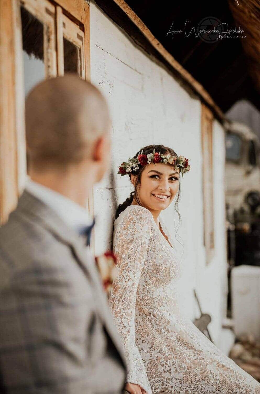 Suknia ślubna w stylu boho Porto 17, w której dół sukni zamiast z prostego kawałka koronki z marszczeniem został uszyty z półkola bez marszczenia i bez tiulu na wierzchu.