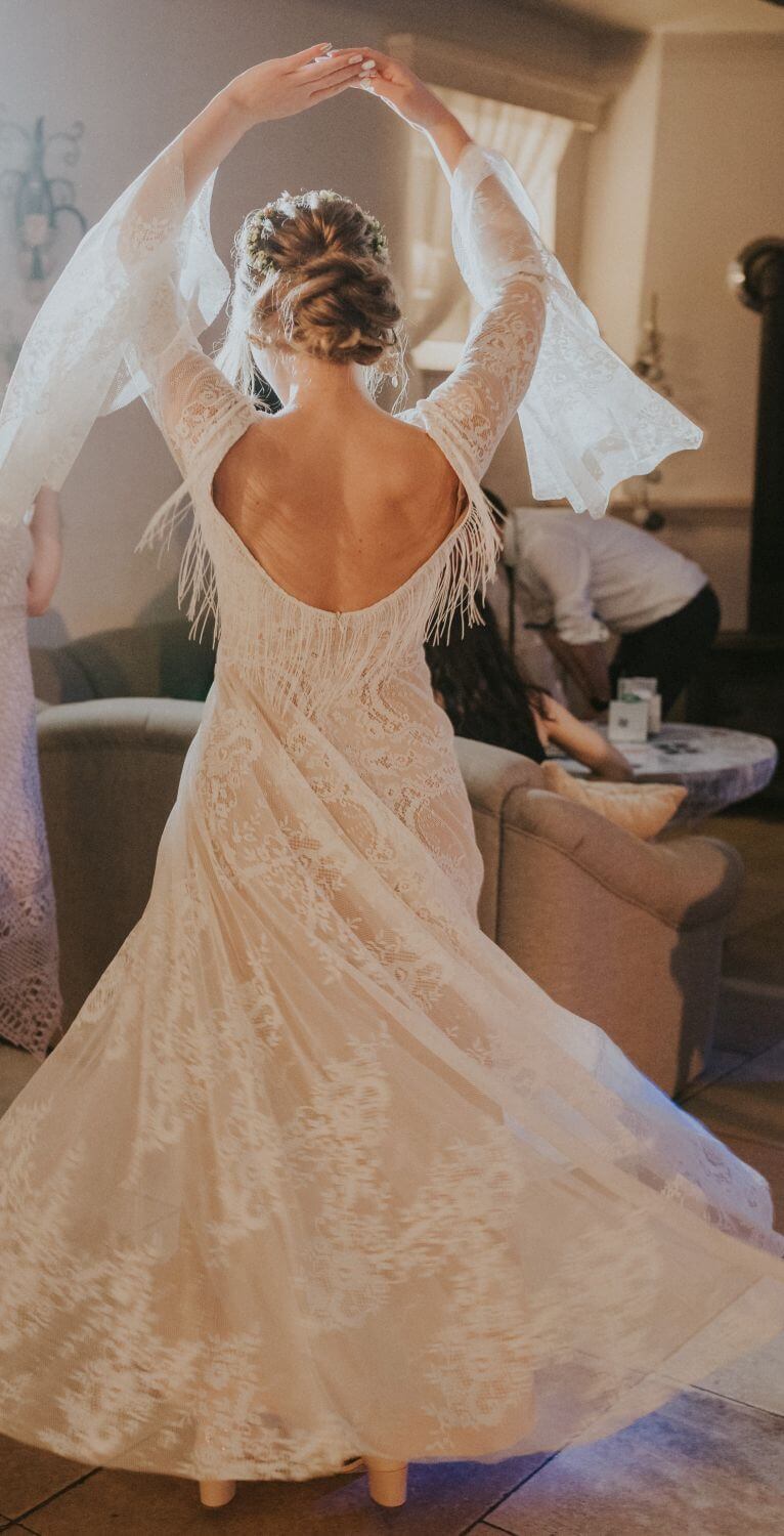 Suknia ślubna w stylu boho uszytej jako połączenie Porto 52 (góra), Porto 48 (dół), z rękawami z Porto 44 oraz dodatkowymi frędzlami na plecach.