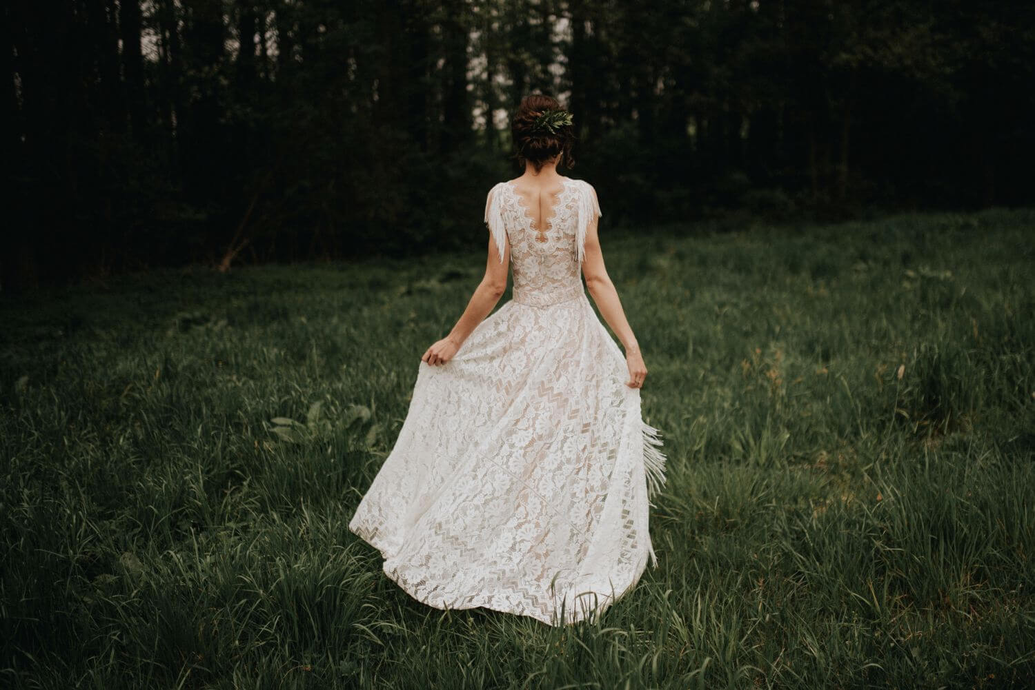 Suknia ślubna w stylu boho Porto 44 z frędzlami zamiast rękawów.