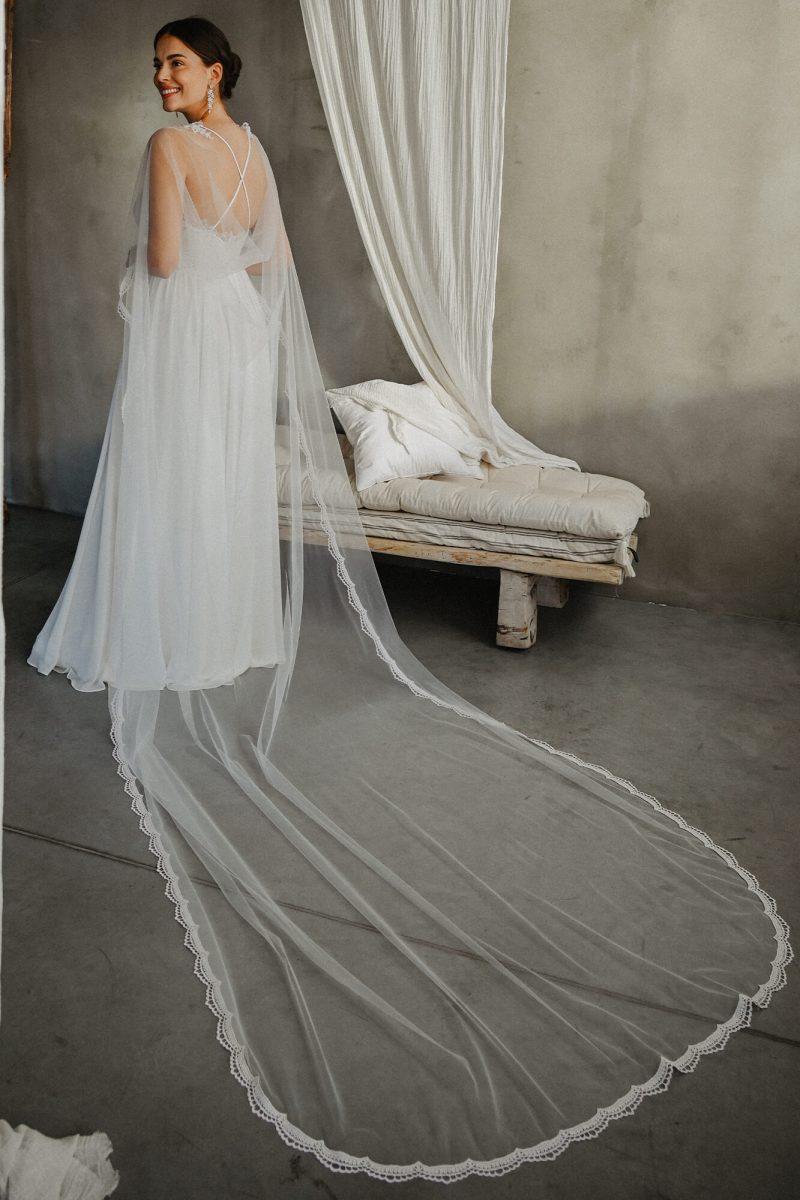 Peleryna ślubna z trenem